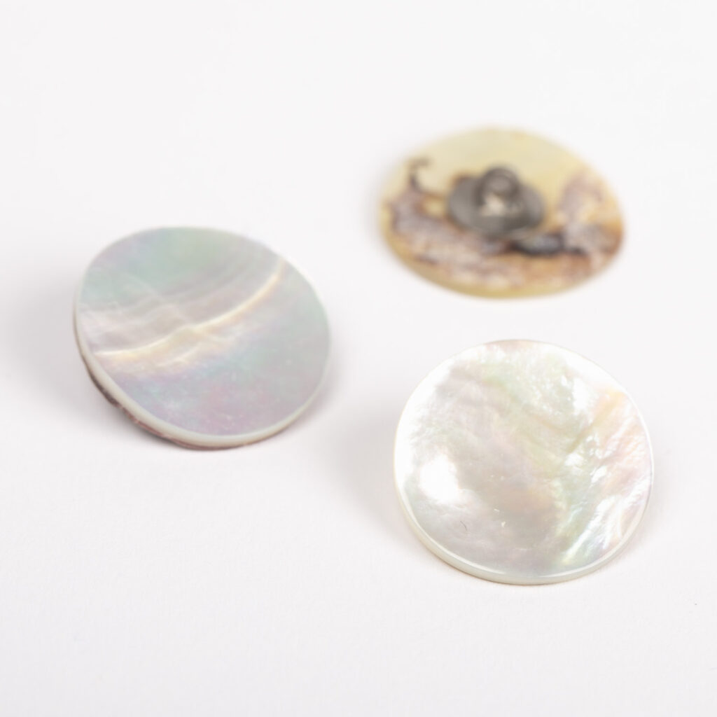 Drops pearlescent buttons with eyelet